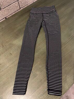 High-Waisted Black & White Striped Leggings Size 4 - Stretchy & Comfortable Acti